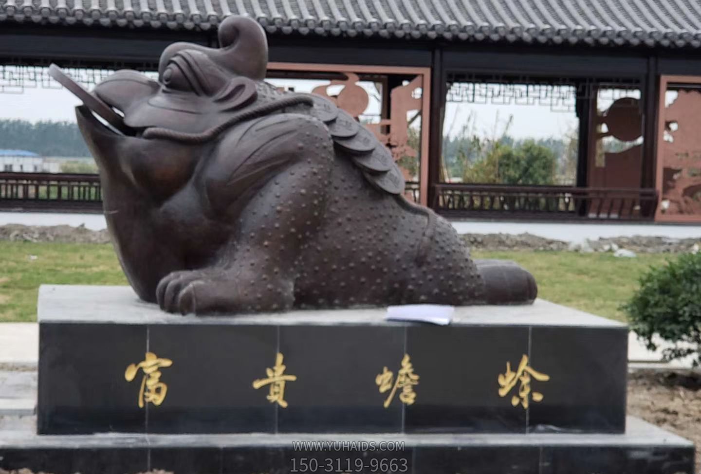 公園里擺放的黑色玻璃鋼創(chuàng )意金蟾雕塑