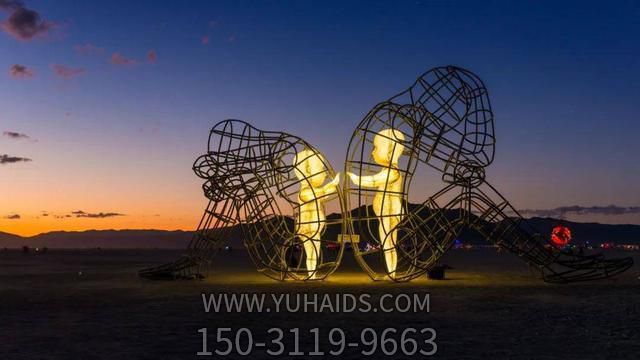 人物雕塑-公園戶(hù)外大型創(chuàng )意不銹鋼鏤空照明人物雕塑