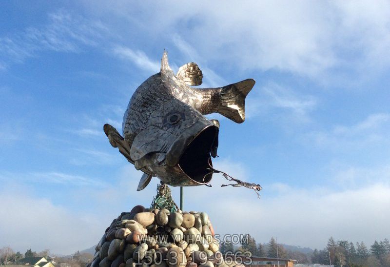 街道擺放的吃食的不銹鋼創(chuàng )意鯉魚(yú)雕塑
