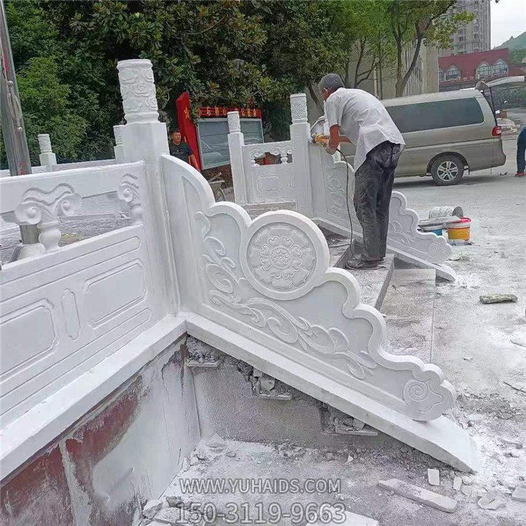漢白玉旗臺欄板欄桿安裝，細節打磨處理雕塑