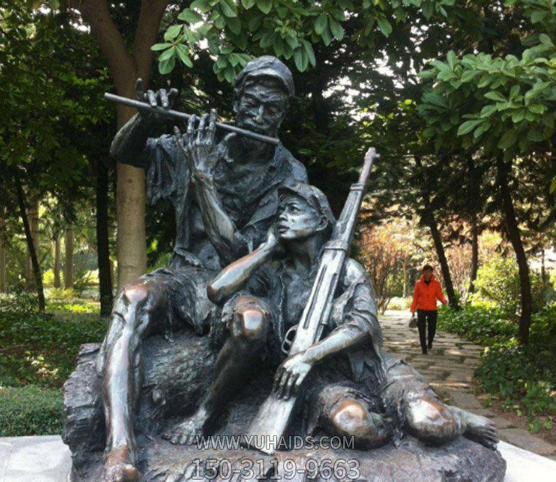 公園玻璃鋼趴著(zhù)聽(tīng)號角的八路軍雕塑