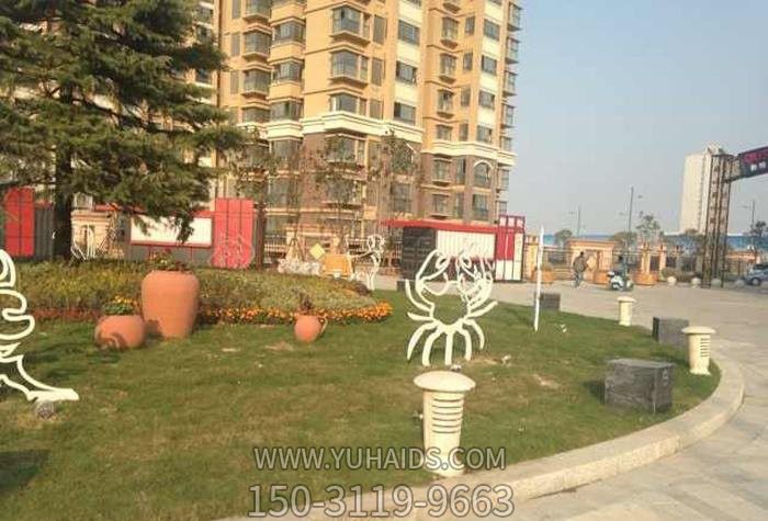 公園擺放的不銹鋼鏤空創(chuàng )意螃蟹雕塑