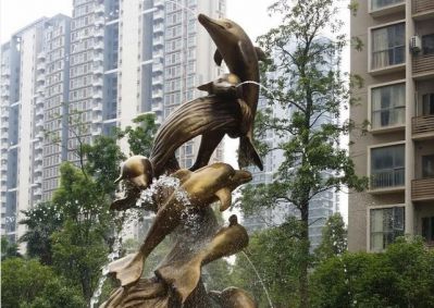 小區門(mén)口飛躍多只黃銅海豚雕塑