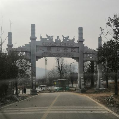 景區入口擺放青石雕刻新中式三門(mén)牌坊