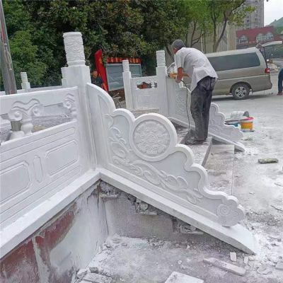 漢白玉旗臺欄板欄桿安裝，細節打磨處理