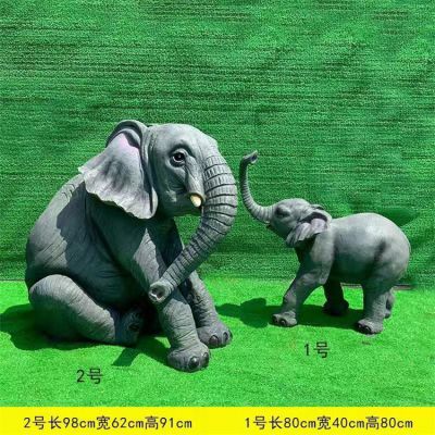 玻璃鋼仿真大象雕塑，蹲坐地上的大象和鼻子上揚的小象