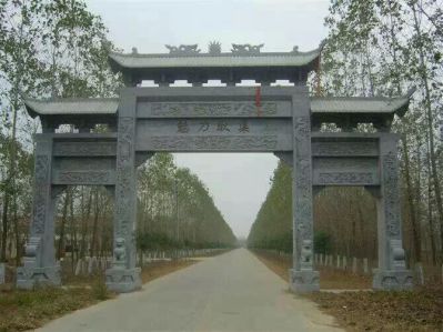 景區入口擺放青石仿古三門(mén)樓石牌坊