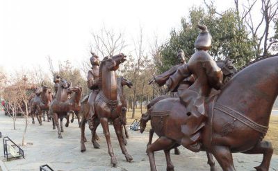 公園景區創(chuàng  )意不銹鋼仿銅眾人出游騎馬雕塑