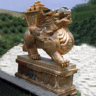 戶(hù)外景區石雕背著(zhù)元寶的貔貅雕塑