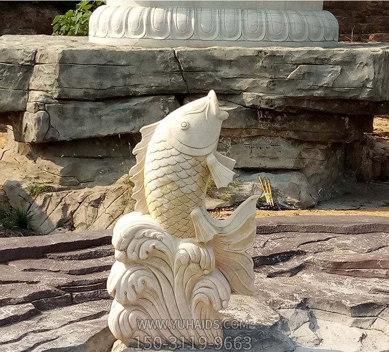 公園里擺放的漢白玉石雕創(chuàng )意噴水雕塑