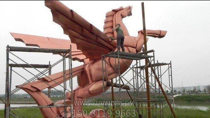 公園里擺放的褐色的玻璃鋼創(chuàng )意飛馬雕塑