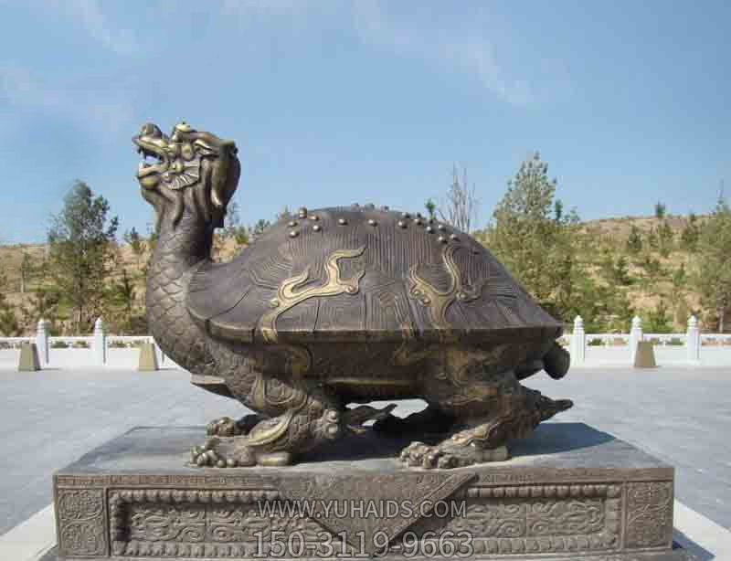 公園里擺放的行走的玻璃鋼創(chuàng )意龍龜雕塑