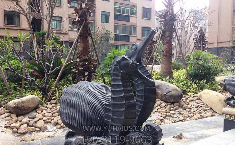 街道上擺放的一對黑色的玻璃鋼創(chuàng )意海馬雕塑