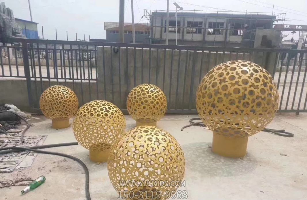 庭院別墅創(chuàng )意金屬金色鏤空球雕塑