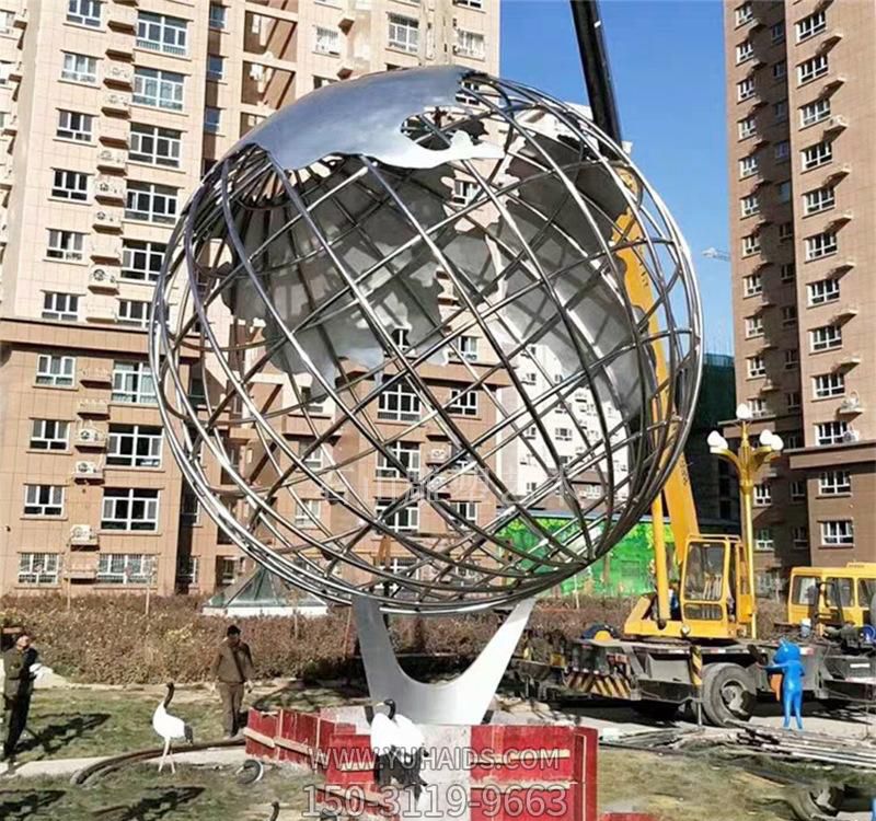 小區不銹鋼創(chuàng )意大型白鋼鏤空地球儀雕塑