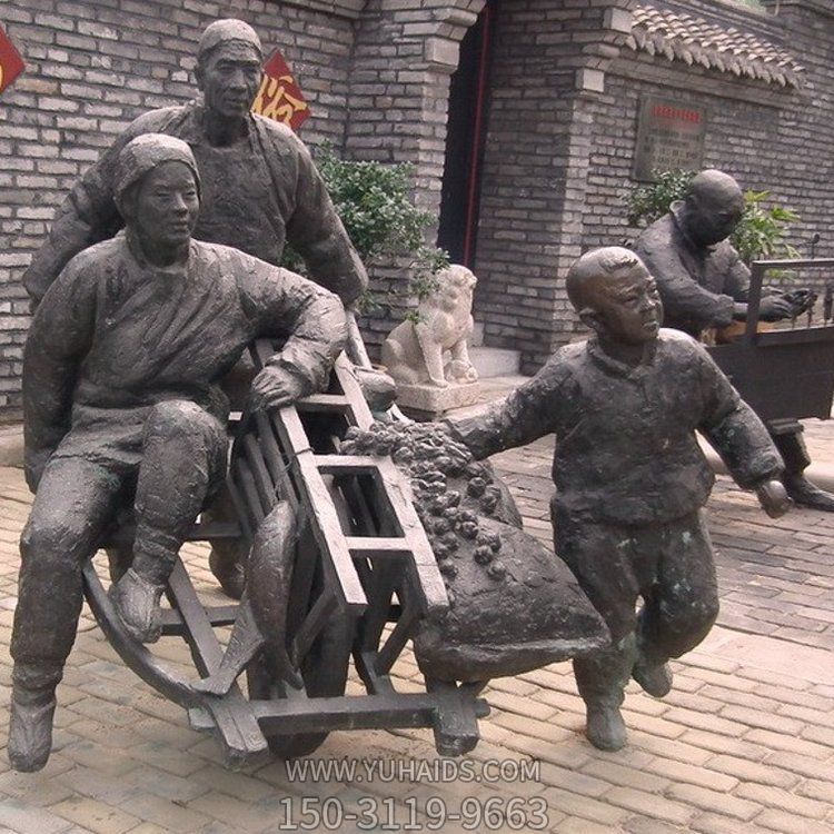 民俗小品 玻璃鋼仿銅人物推小推車(chē)的情景主題雕塑