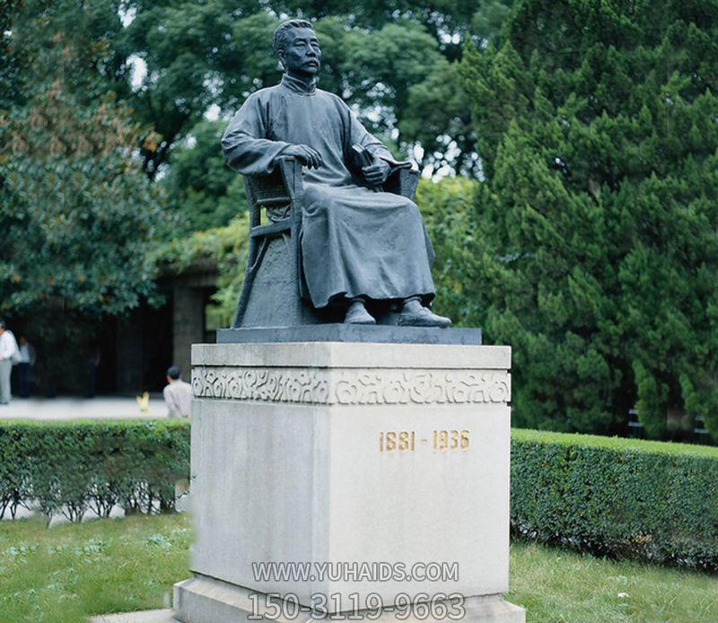 公園廣場(chǎng)大型景觀(guān)坐著(zhù)石柱上面的玻璃鋼魯迅雕塑