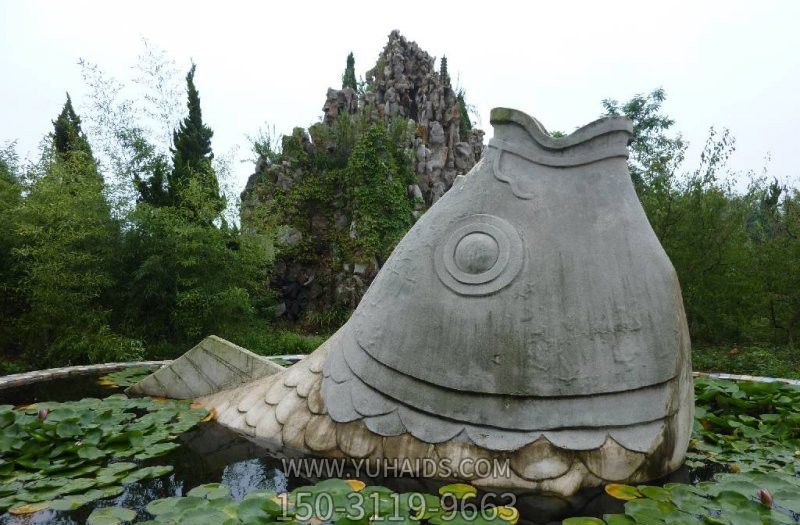大型戶(hù)外擺放的鯉魚(yú)青石石雕創(chuàng )意噴水雕塑