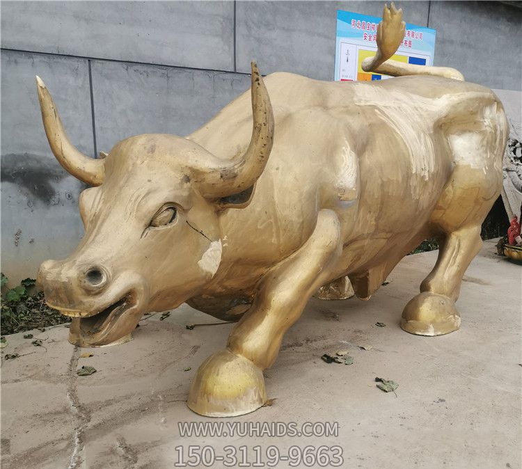 公園里擺放的一只溫順的玻璃鋼創(chuàng )意華爾街牛雕塑