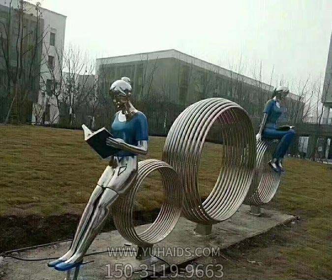 公園草坪創(chuàng )意女孩坐著(zhù)鏤空圓環(huán)雕塑