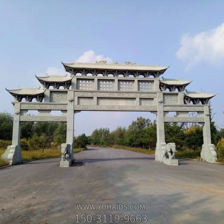 景區入口擺放青石大型鏤空三門(mén)石雕牌坊雕塑