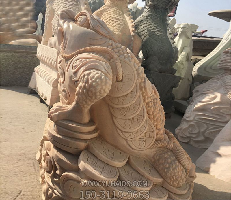 景區里擺放的招財進(jìn)寶的花崗巖石雕創(chuàng )意金蟾雕塑