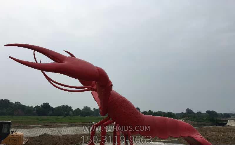 公園廣場(chǎng)擺放的舉著(zhù)鉗子的玻璃鋼創(chuàng )意蝦雕塑