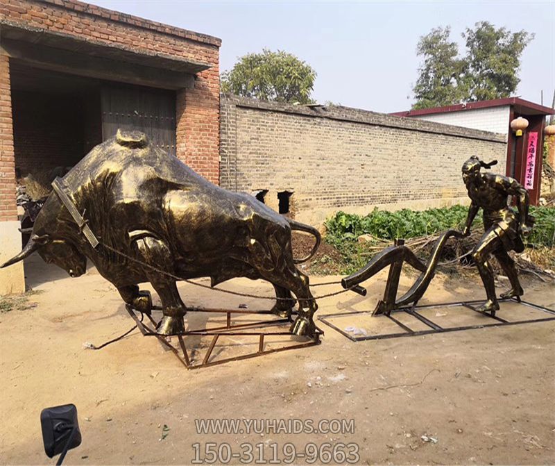 街道邊擺放的耕地的玻璃鋼創(chuàng )意華爾街牛雕塑