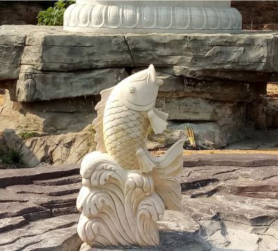 公園里擺放的漢白玉石雕創(chuàng  )意噴水雕塑
