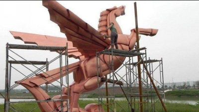 公園里擺放的褐色的玻璃鋼創(chuàng  )意飛馬雕塑