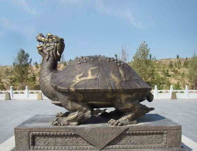 公園里擺放的行走的玻璃鋼創(chuàng  )意龍龜雕塑