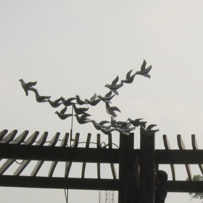 廣場(chǎng)不銹鋼創(chuàng  )意一群飛翔的鴿子