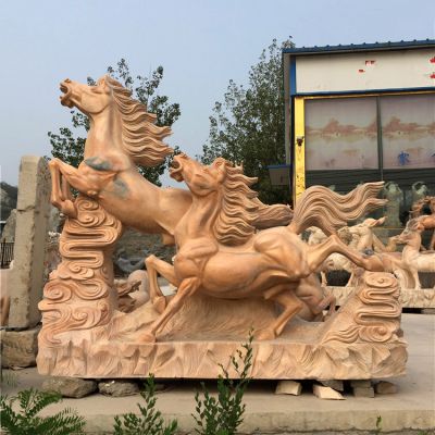 街道上擺放的兩只狂奔的黃蠟石石雕創(chuàng  )意馬群雕塑
