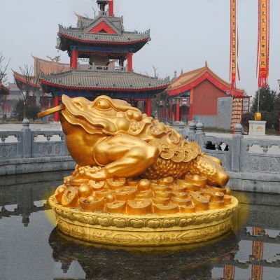 景區里擺放的嘴里叼著(zhù)錢(qián)的玻璃鋼噴漆金蟾雕塑
