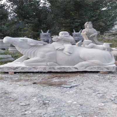 漢白玉牧童騎牛石雕，臥地上的水牛