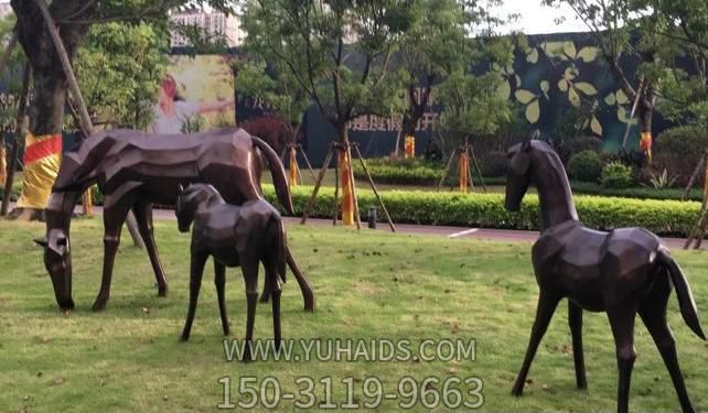 公園里擺放的一大兩小玻璃鋼創(chuàng )意馬群雕塑