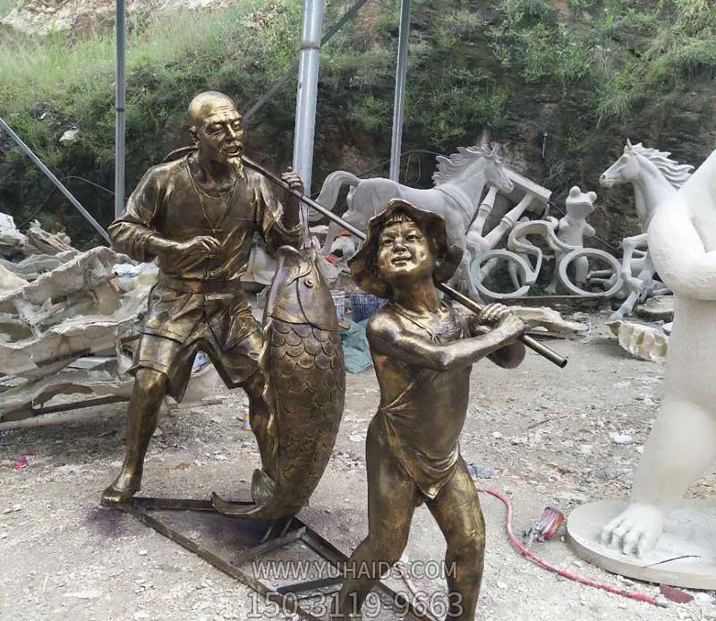 街道上擺放的被抬著(zhù)的不銹鋼創(chuàng )意鯉魚(yú)雕塑