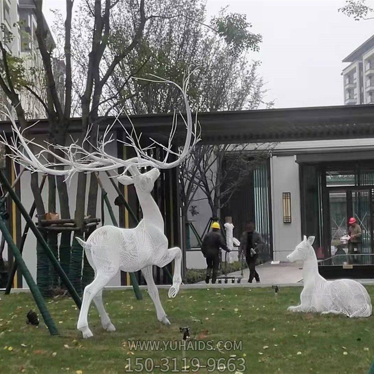不銹鋼鐵藝鏤空樹(shù)角鹿小區草地裝飾小品雕塑