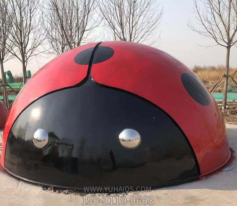 公園里擺放的一只大號的玻璃鋼彩繪瓢蟲(chóng)雕塑