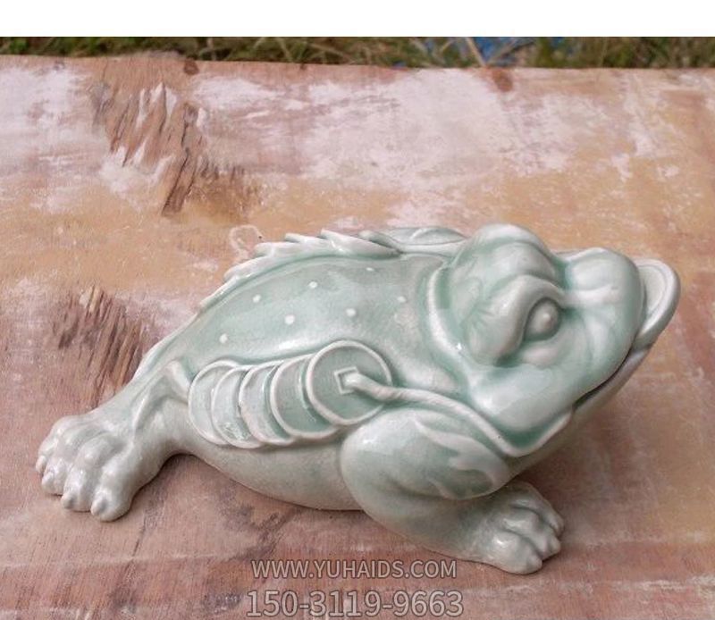 室內擺放的叼著(zhù)一串銅錢(qián)的玻璃鋼創(chuàng )意金蟾雕塑