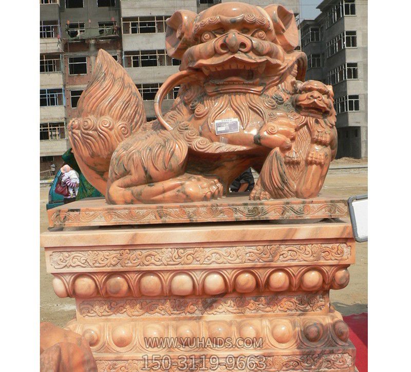 戶(hù)外別墅創(chuàng )意石墩上的晚霞紅石雕麒麟雕塑