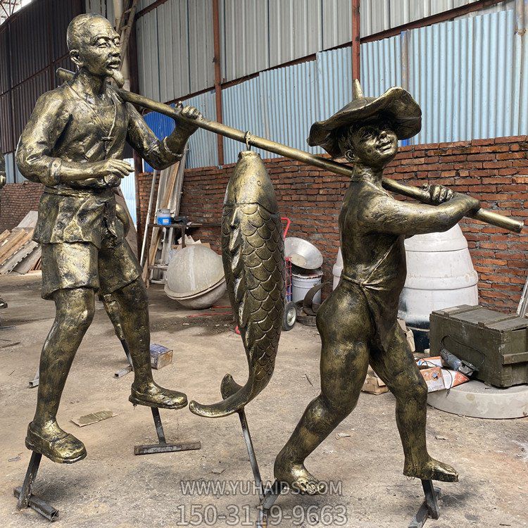 抬鯉魚(yú)，玻璃鋼民俗生活場(chǎng)景雕塑