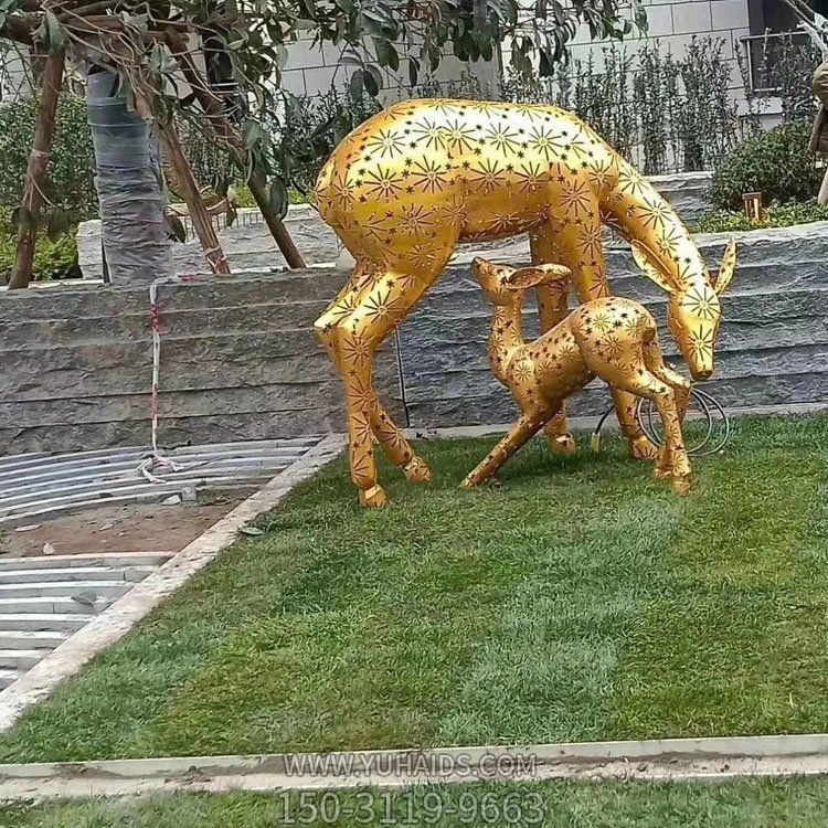不銹鋼鏤空母子鹿，金色梅花鹿雕塑