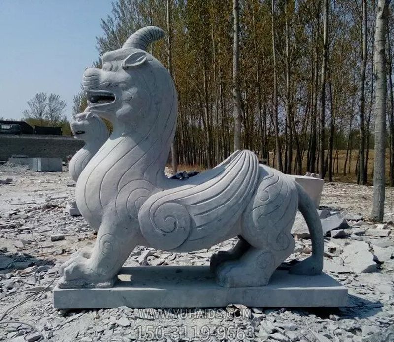 公園里擺放的青石石雕創(chuàng )意獨角獸雕塑