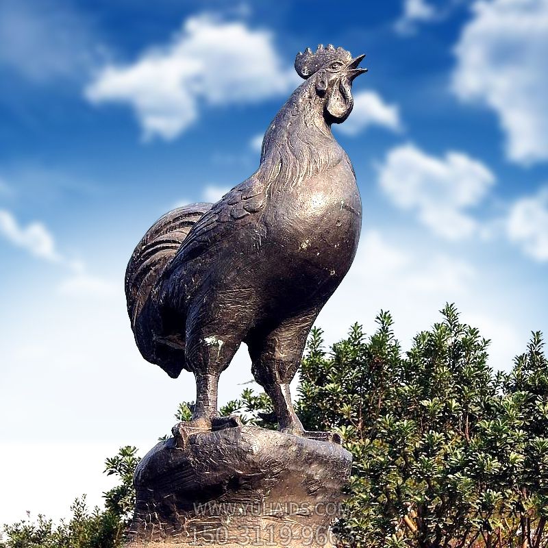 景區 廣場(chǎng)擺放的打鳴青石石雕創(chuàng )意雞雕塑