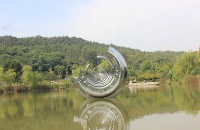 水中不銹鋼創(chuàng  )意半圓齒輪雕塑