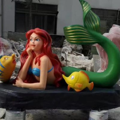 海洋兒童樂(lè )園擺放玻璃鋼卡通彩繪小美人魚(yú)雕塑
