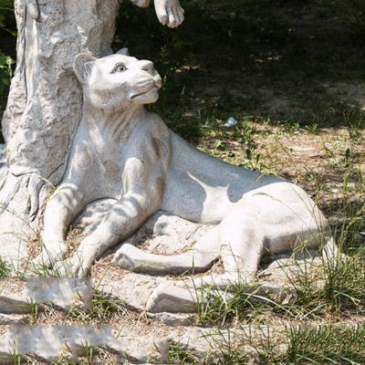 公園草坪石頭創(chuàng  )意休息中的金錢(qián)豹雕塑