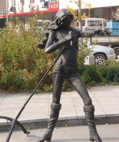唱歌的女人街邊景觀(guān)銅雕唱雕塑
