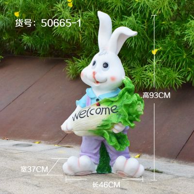 商業(yè)街擺放一只抱著(zhù)白菜的玻璃鋼兔子雕塑